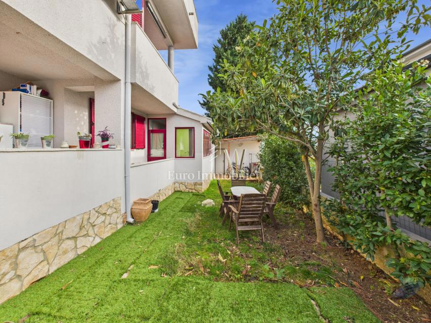 Casa con 4 appartamenti e piscina, 350 m dal mare