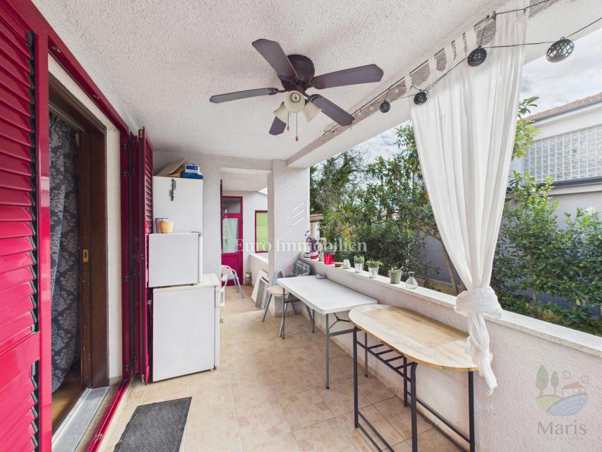 Casa con 4 appartamenti e piscina, 350 m dal mare