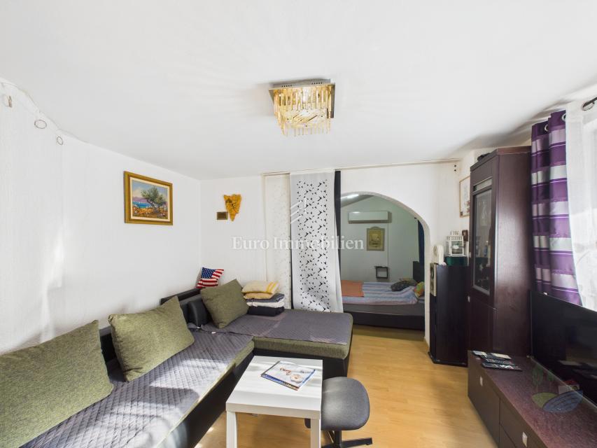 Casa con 4 appartamenti e piscina, 350 m dal mare