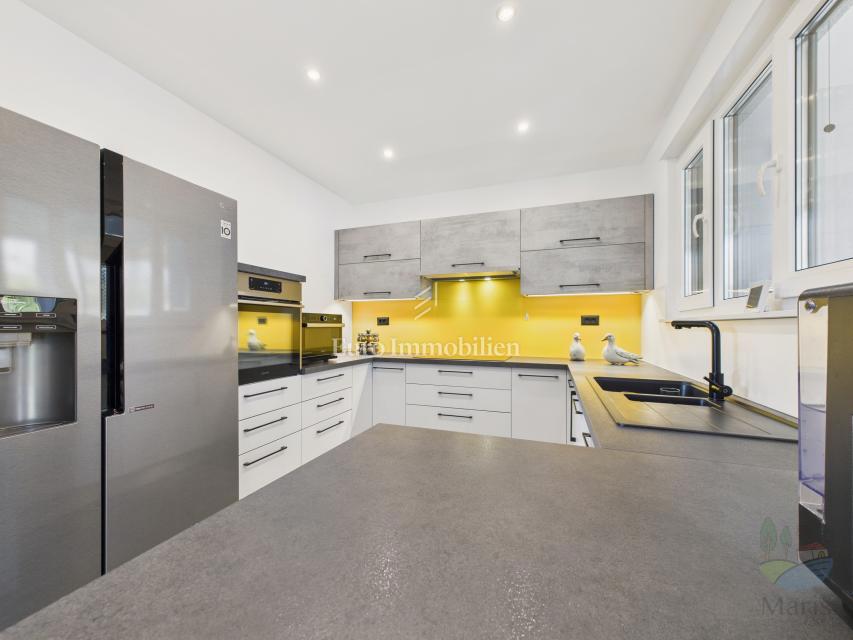 Moderna casa familiare con piscina riscaldata