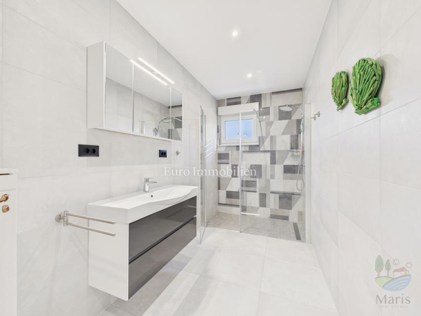 Moderna casa familiare con piscina riscaldata