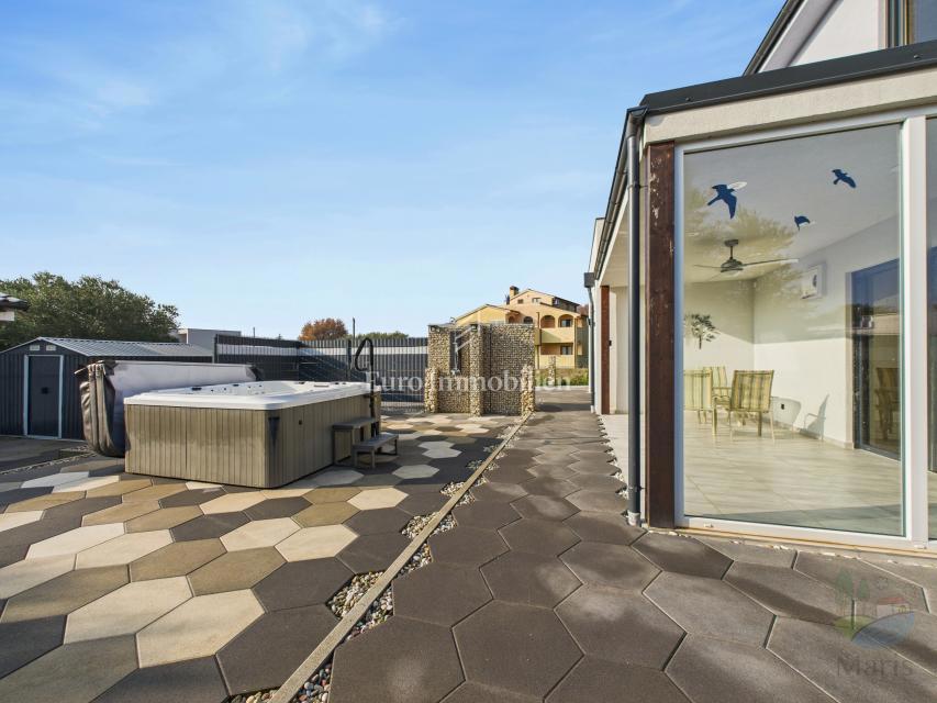 Moderna casa familiare con piscina riscaldata