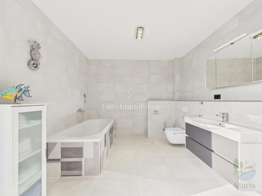 Moderna casa familiare con piscina riscaldata