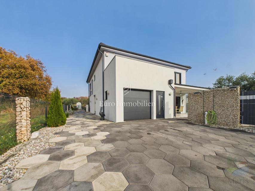 Moderna casa familiare con piscina riscaldata