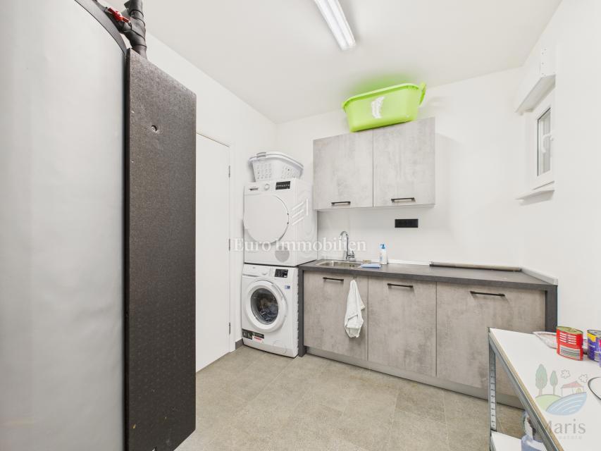 Moderna casa familiare con piscina riscaldata