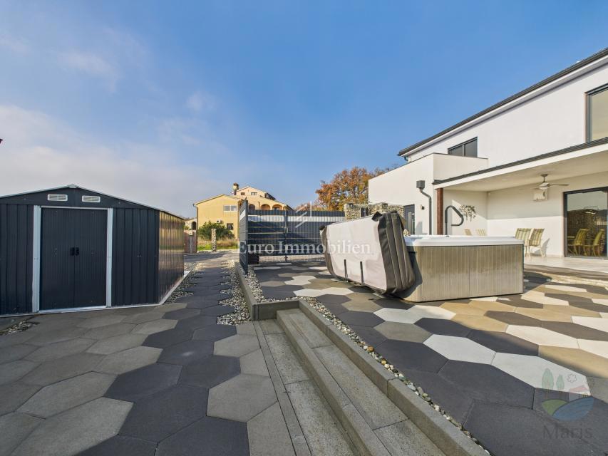 Moderna casa familiare con piscina riscaldata