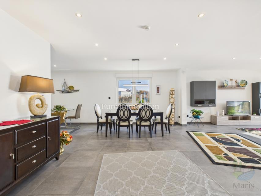 Moderna casa familiare con piscina riscaldata