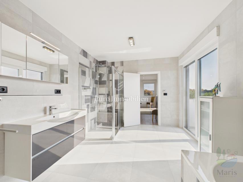 Moderna casa familiare con piscina riscaldata