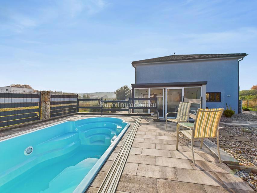 Moderna casa familiare con piscina riscaldata