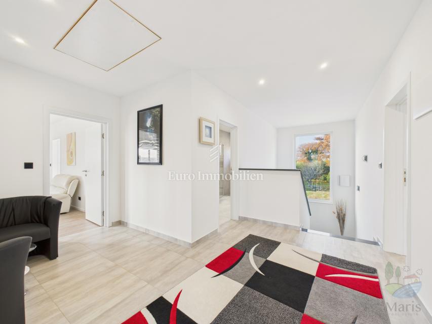 Moderna casa familiare con piscina riscaldata