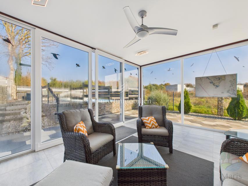 Moderna casa familiare con piscina riscaldata