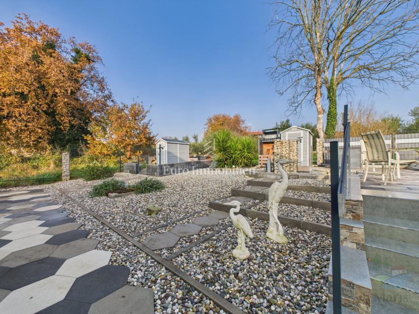 Moderna casa familiare con piscina riscaldata