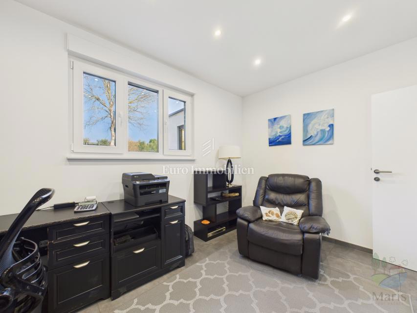 Moderna casa familiare con piscina riscaldata