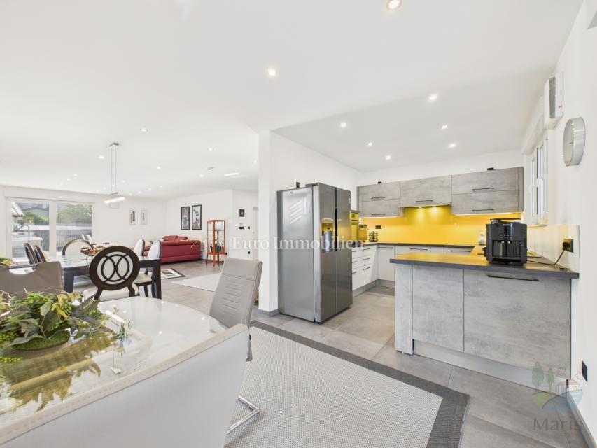 Moderna casa familiare con piscina riscaldata