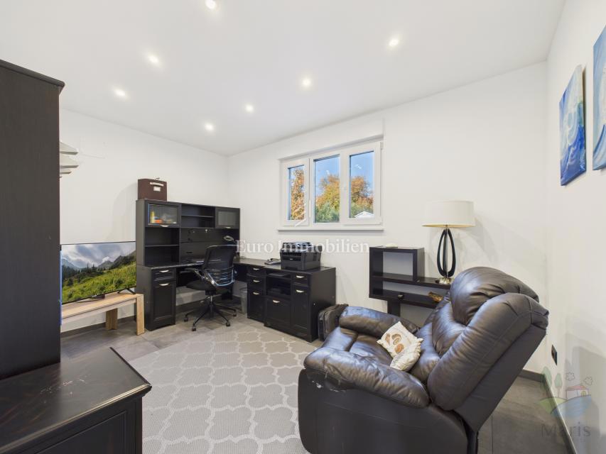 Moderna casa familiare con piscina riscaldata