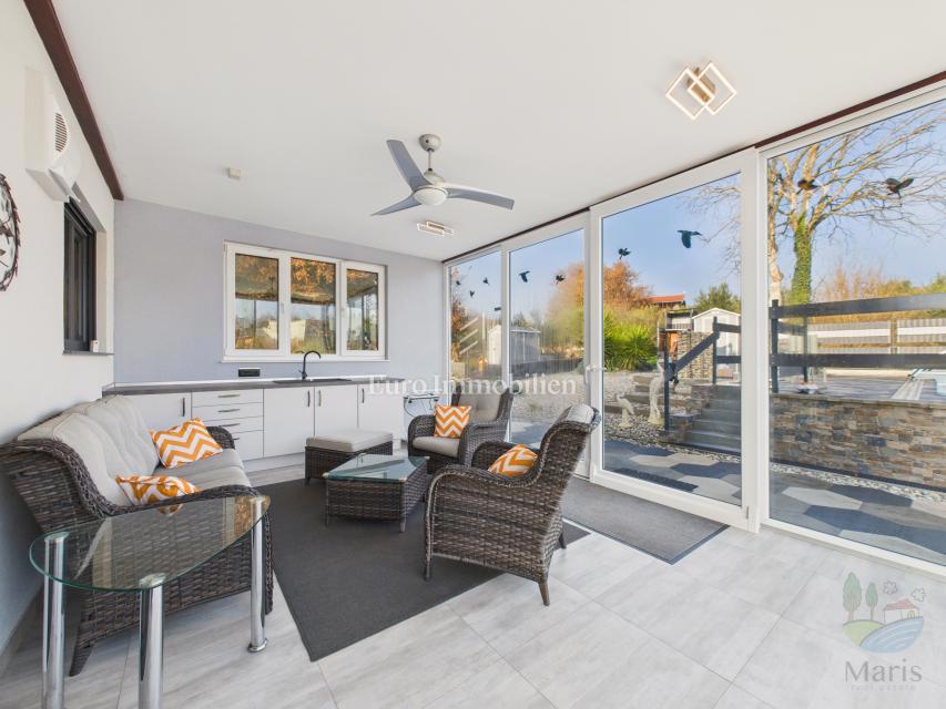 Moderna casa familiare con piscina riscaldata