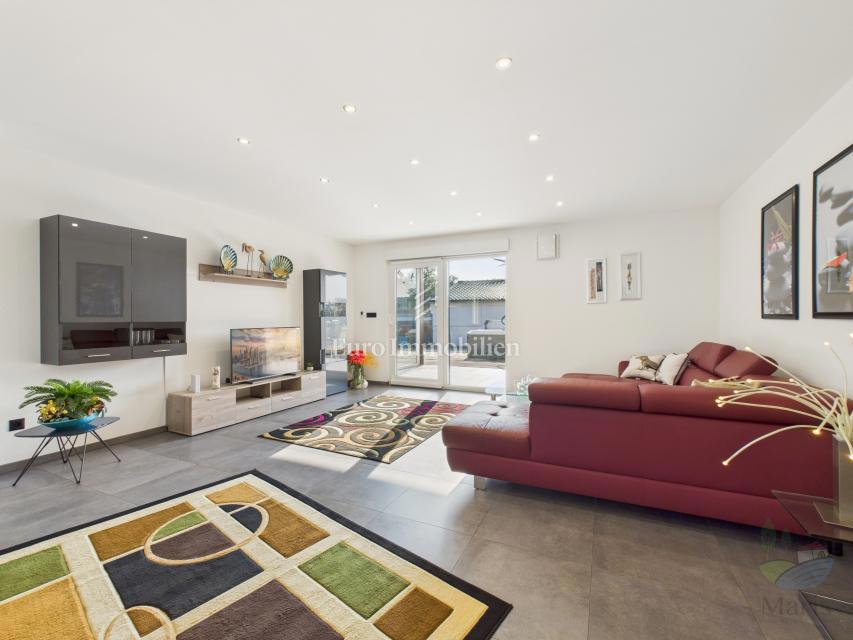 Moderna casa familiare con piscina riscaldata