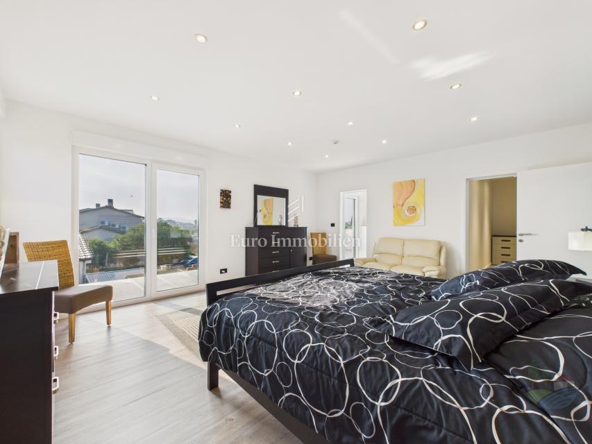 Moderna casa familiare con piscina riscaldata