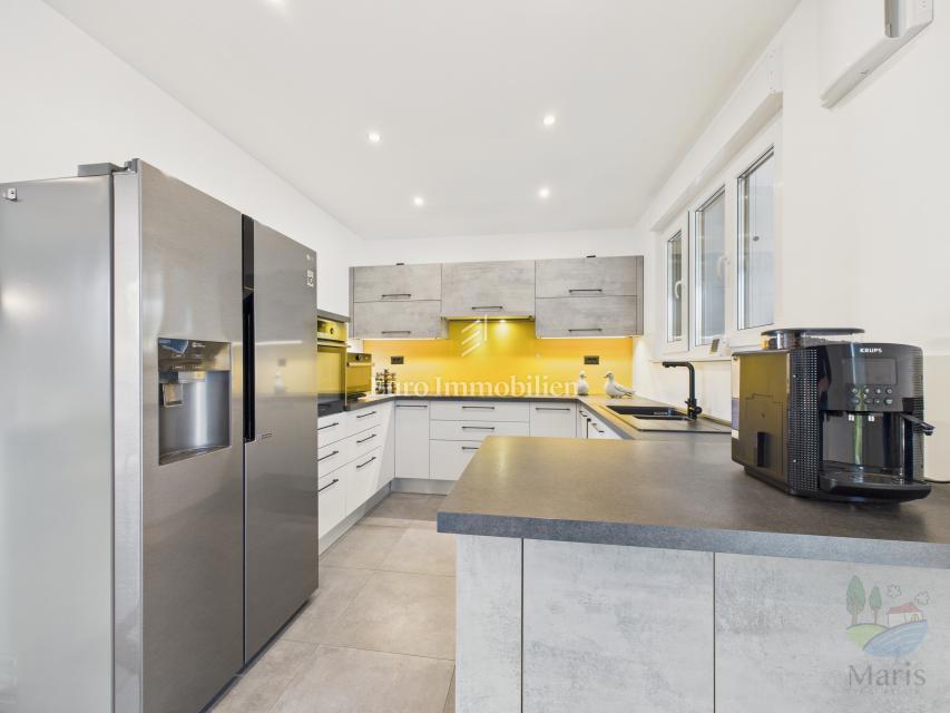 Moderna casa familiare con piscina riscaldata