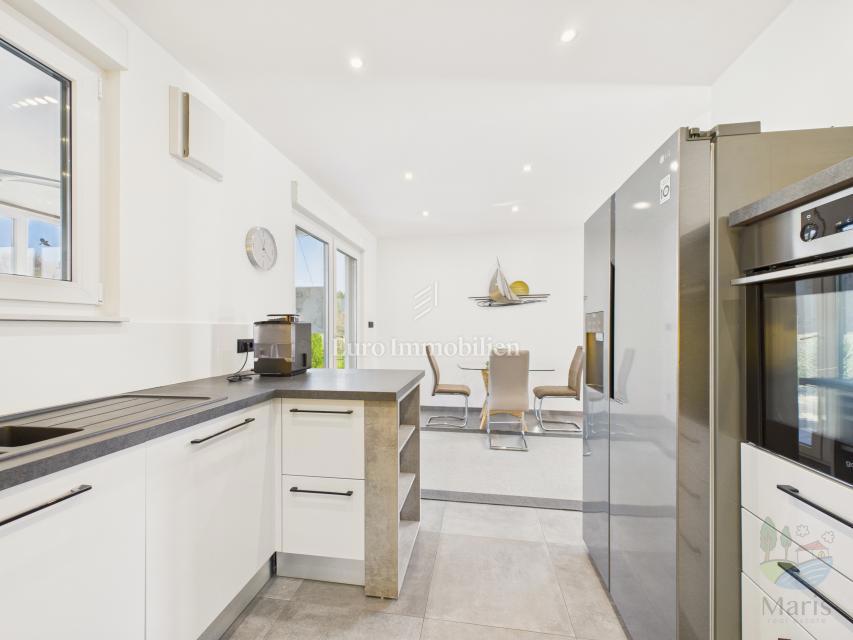 Moderna casa familiare con piscina riscaldata