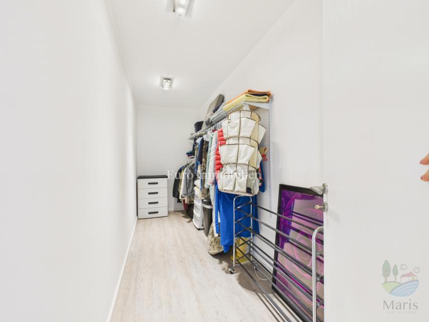 Moderna casa familiare con piscina riscaldata