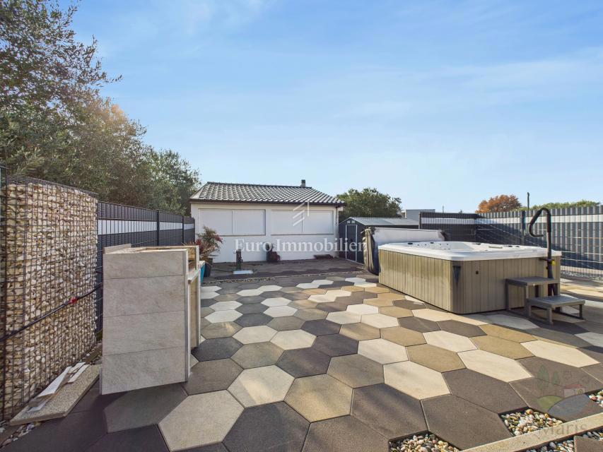 Moderna casa familiare con piscina riscaldata