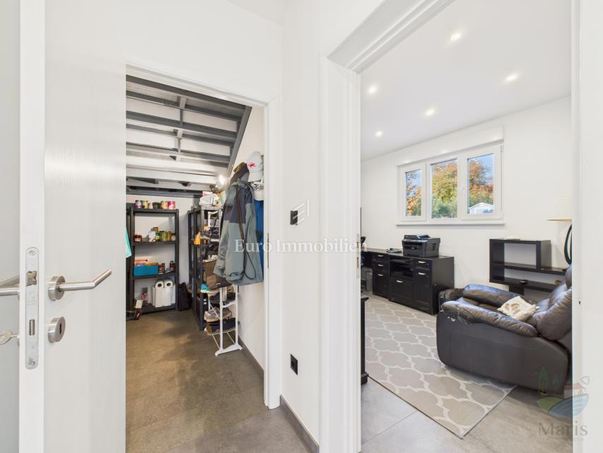 Moderna casa familiare con piscina riscaldata