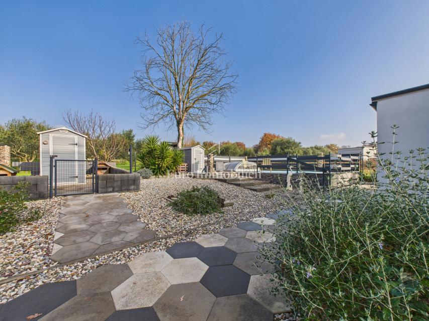 Moderna casa familiare con piscina riscaldata