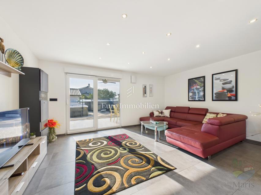 Moderna casa familiare con piscina riscaldata