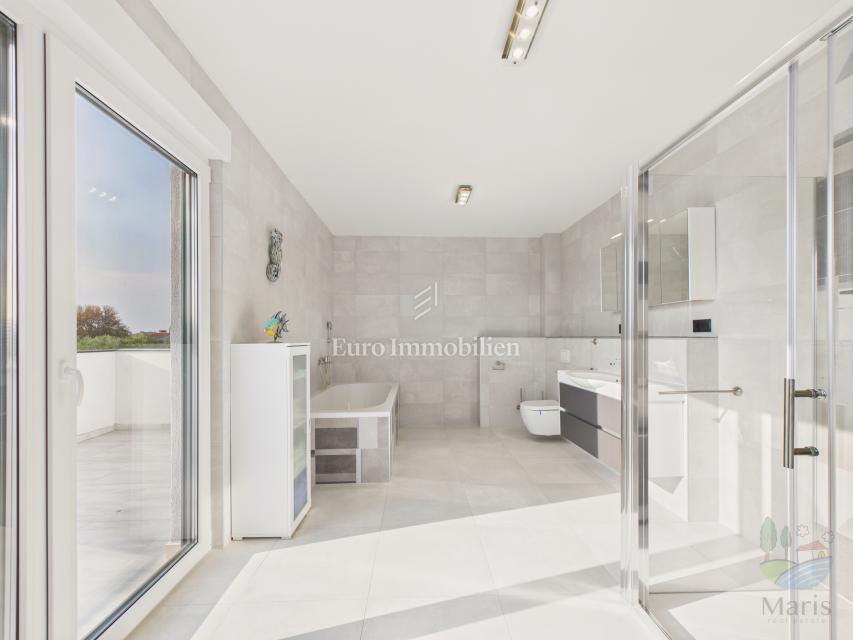 Moderna casa familiare con piscina riscaldata