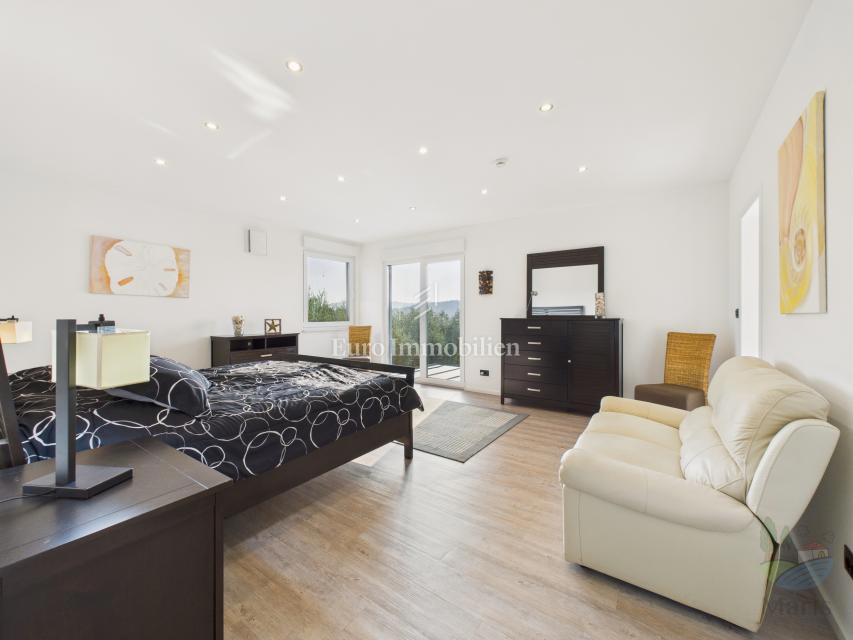 Moderna casa familiare con piscina riscaldata