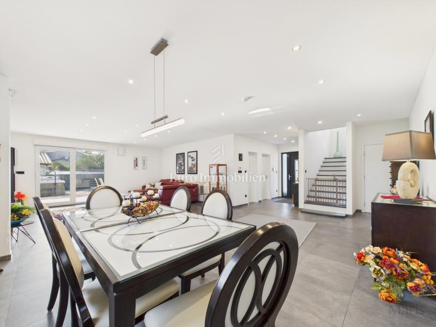 Moderna casa familiare con piscina riscaldata