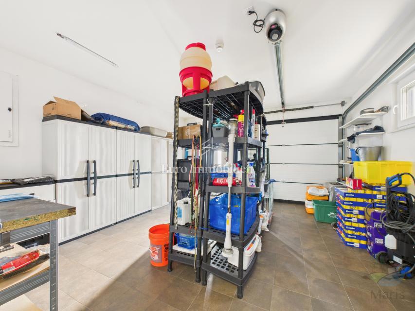 Moderna casa familiare con piscina riscaldata