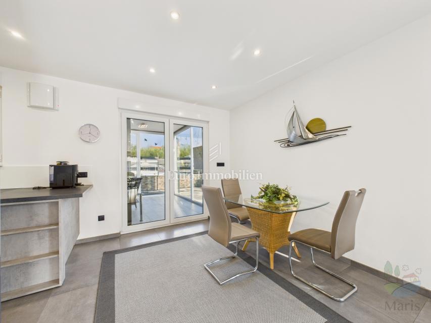 Moderna casa familiare con piscina riscaldata