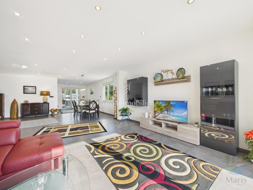 Moderna casa familiare con piscina riscaldata