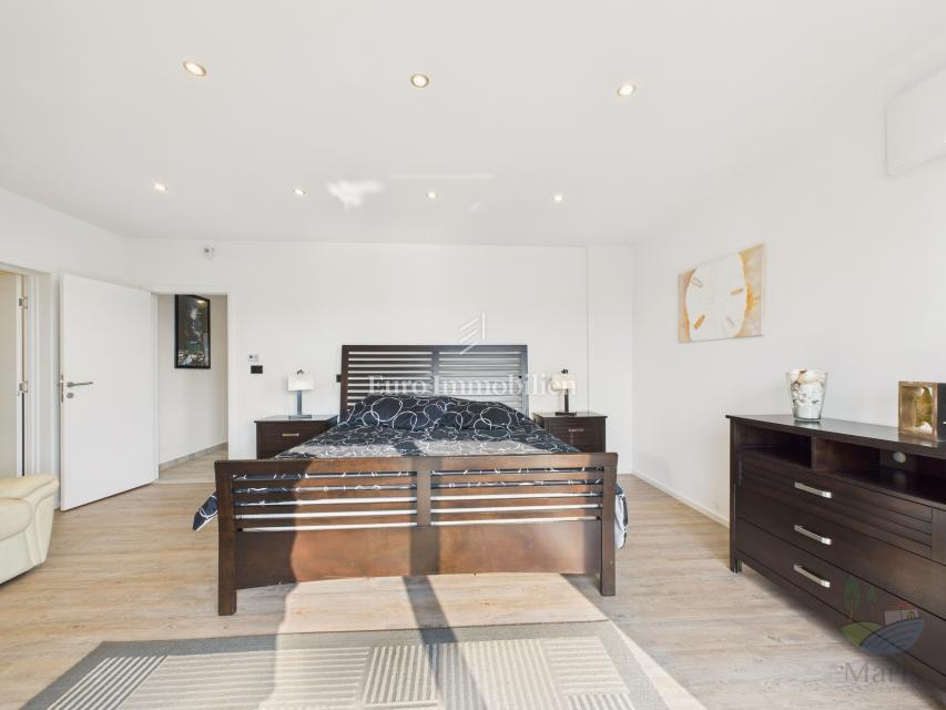 Moderna casa familiare con piscina riscaldata