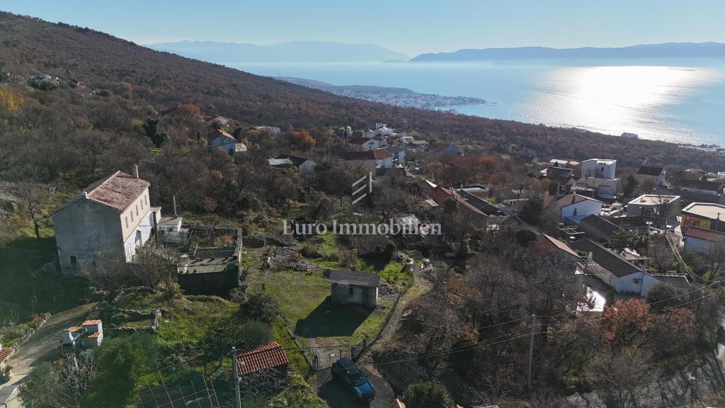Casa in pietra con ampio terreno e vista mare