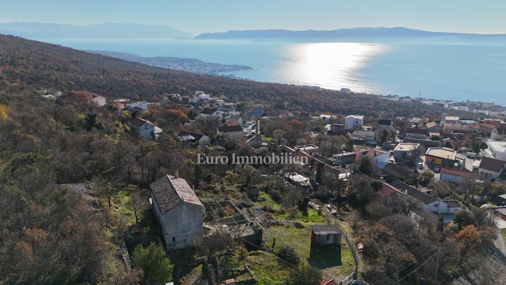 Casa in pietra con ampio terreno e vista mare