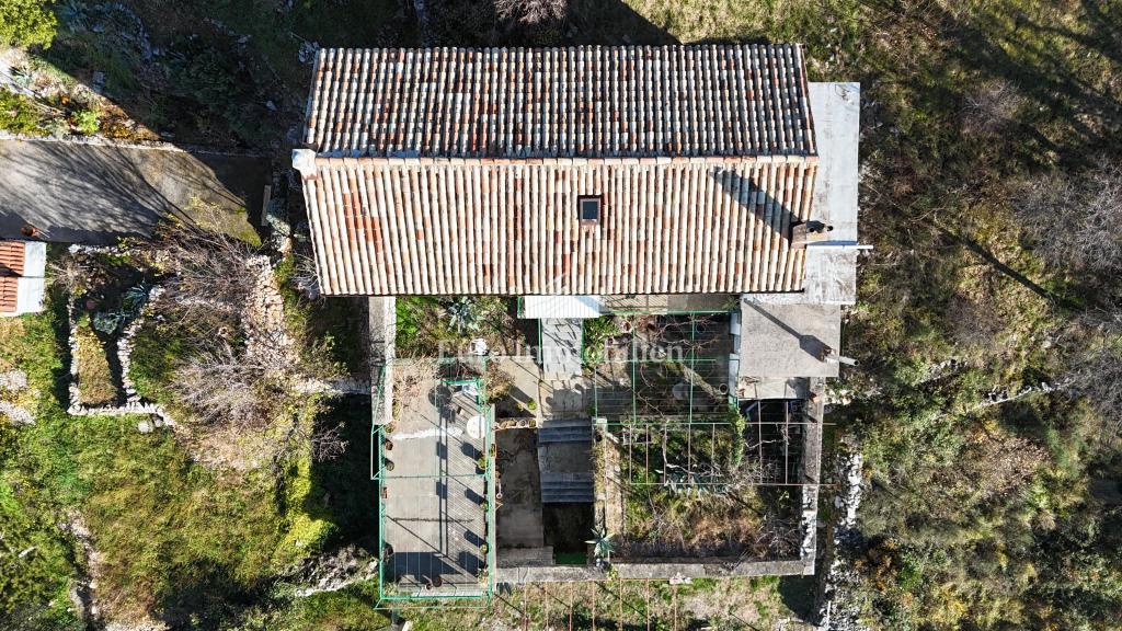 Casa in pietra con ampio terreno e vista mare