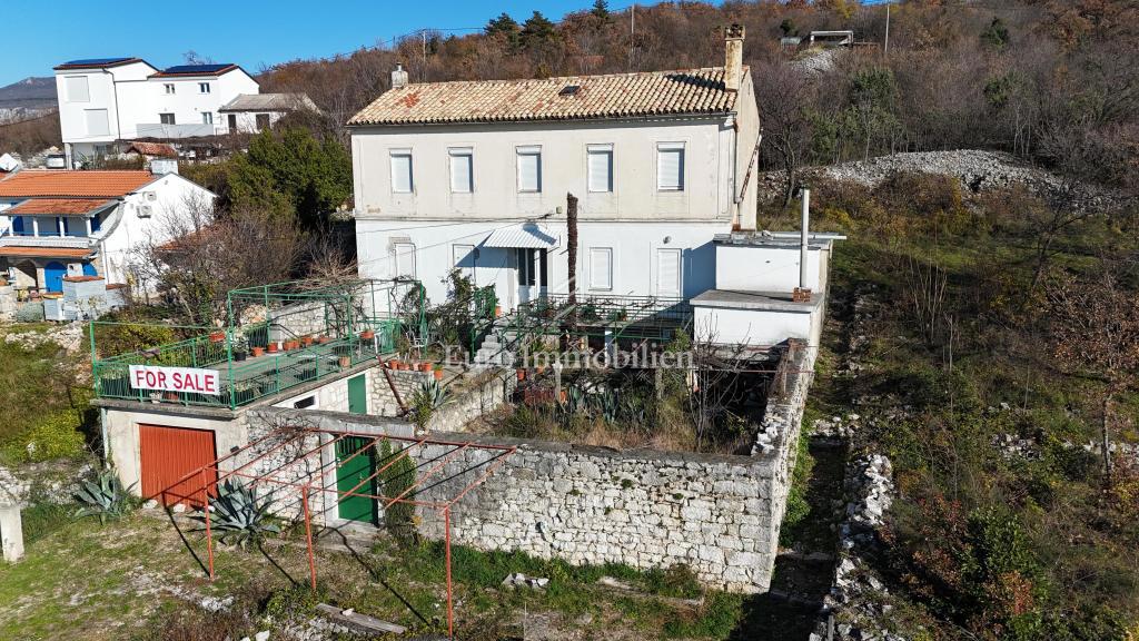 Casa in pietra con ampio terreno e vista mare