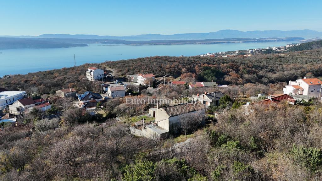 Casa in pietra con ampio terreno e vista mare