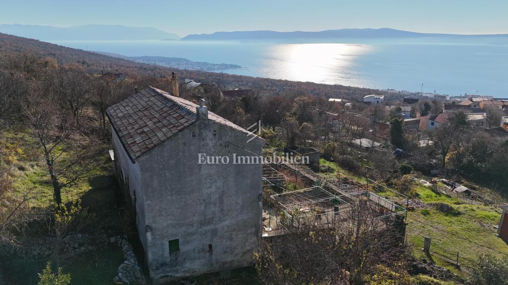 Casa in pietra con ampio terreno e vista mare