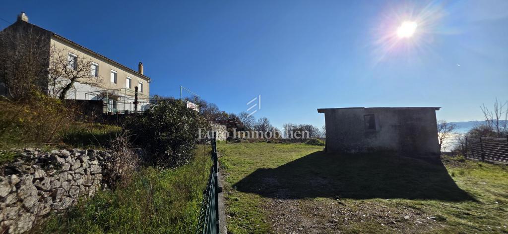 Casa in pietra con ampio terreno e vista mare