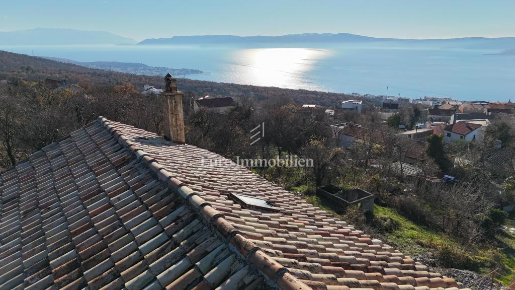 Casa in pietra con ampio terreno e vista mare