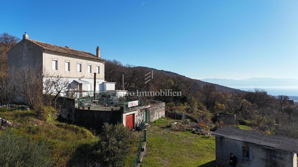 Casa in pietra con ampio terreno e vista mare