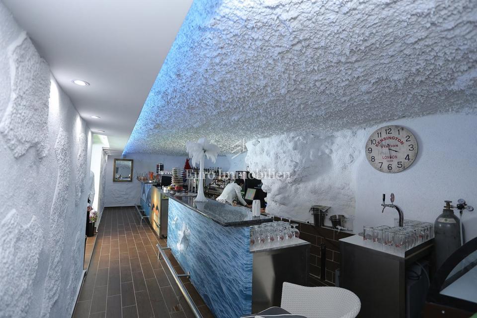 Hotel in vendita, prima fila al mare