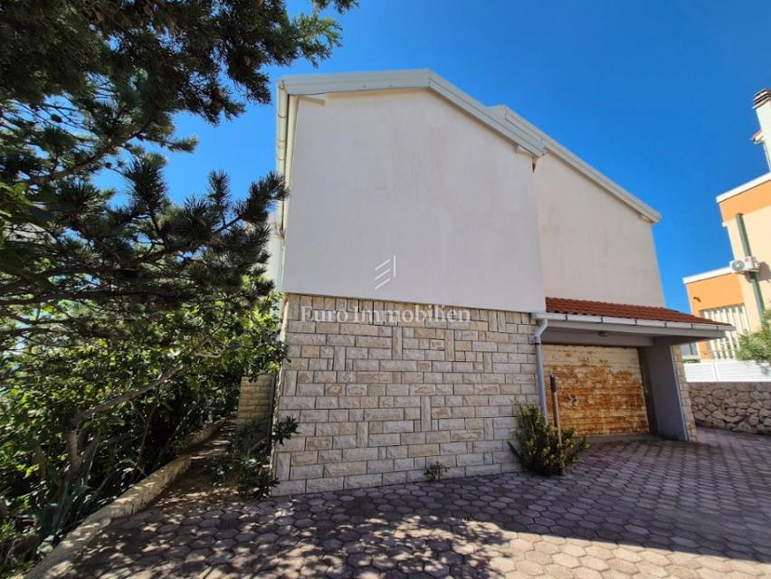 Isola di Pag – Casa con bel giardino, prima fila al mare