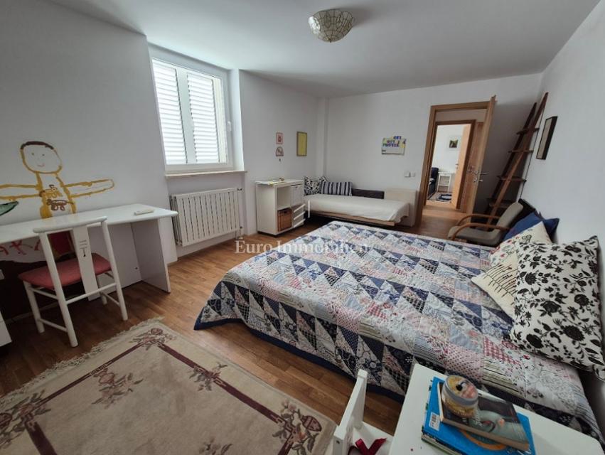 Isola di Pag – Casa con bel giardino, prima fila al mare