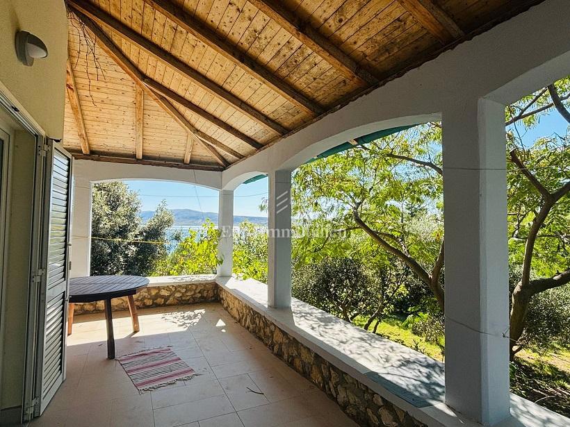 Isola di Pag – Casa con bel giardino, prima fila al mare