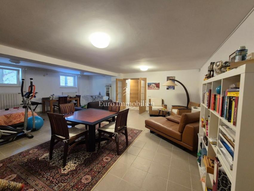 Isola di Pag – Casa con bel giardino, prima fila al mare